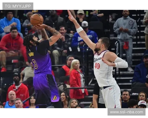 快船对阵湖人，洛杉矶德比四番战激烈对抗进行中