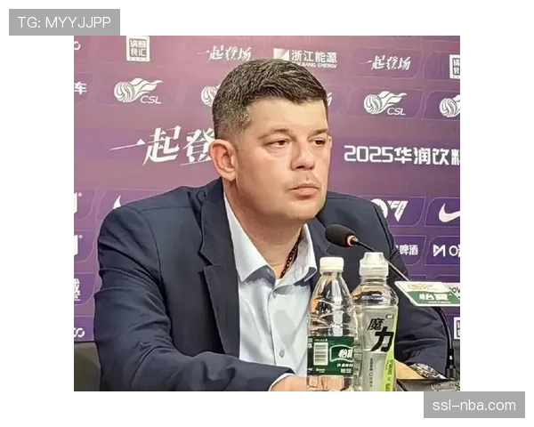 特写:赛后与远征球迷互动,梅州客家主帅米兰·里斯蒂奇眼含热泪 特写:赛后与远征球迷互动,梅州客家主帅米兰·里斯蒂奇眼含热泪